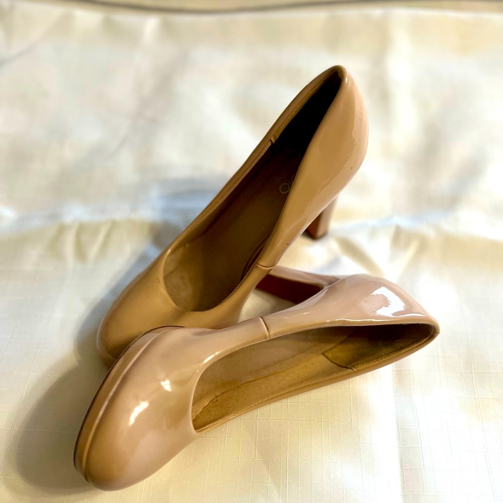 Glossy finish  heeled beige shoes
